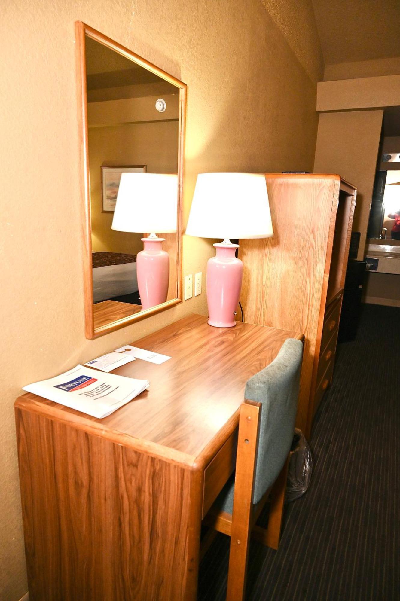 Fortune Inn & Suites Newport Ngoại thất bức ảnh